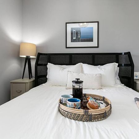 Lovely 2 Bedroom Suite Steps From The Beach วิกตอเรีย ภายนอก รูปภาพ