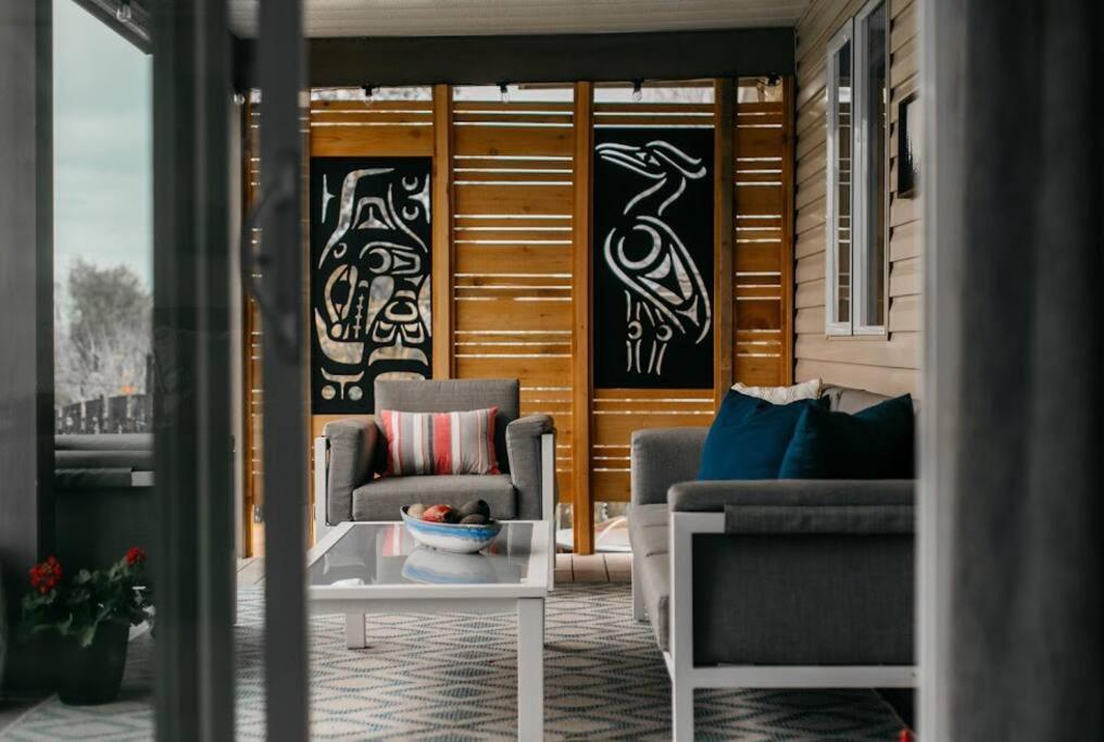 Lovely 2 Bedroom Suite Steps From The Beach วิกตอเรีย ภายนอก รูปภาพ