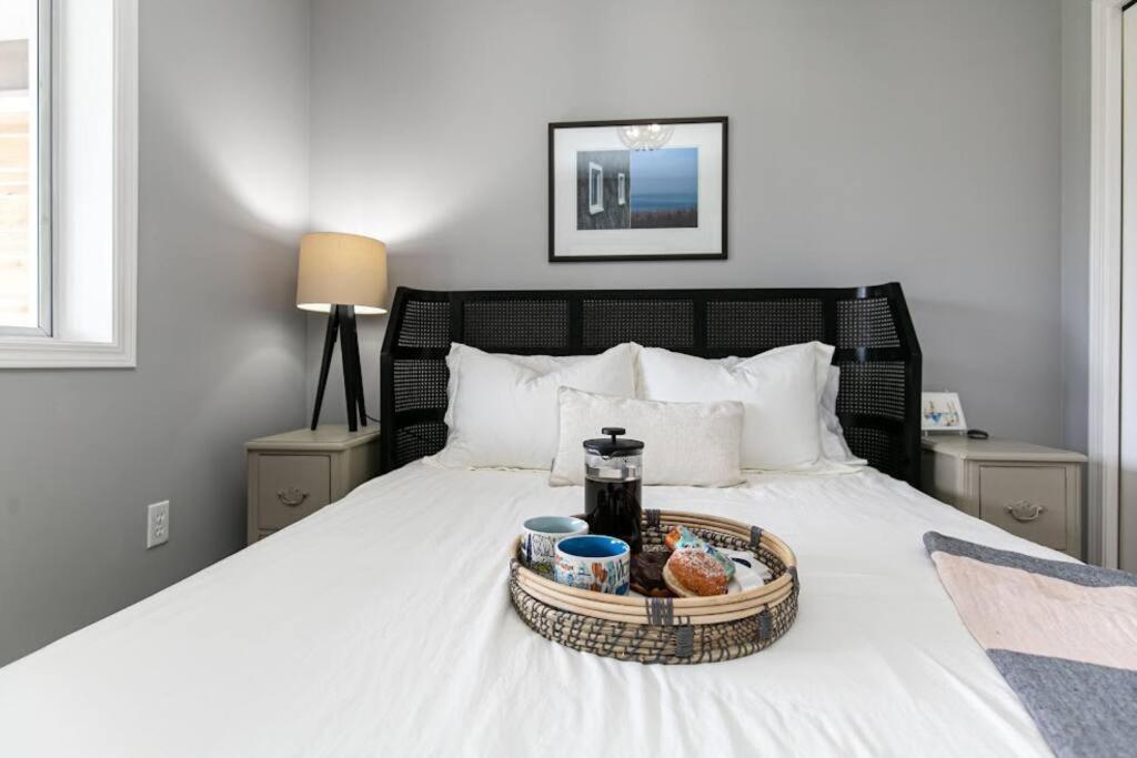 Lovely 2 Bedroom Suite Steps From The Beach วิกตอเรีย ภายนอก รูปภาพ