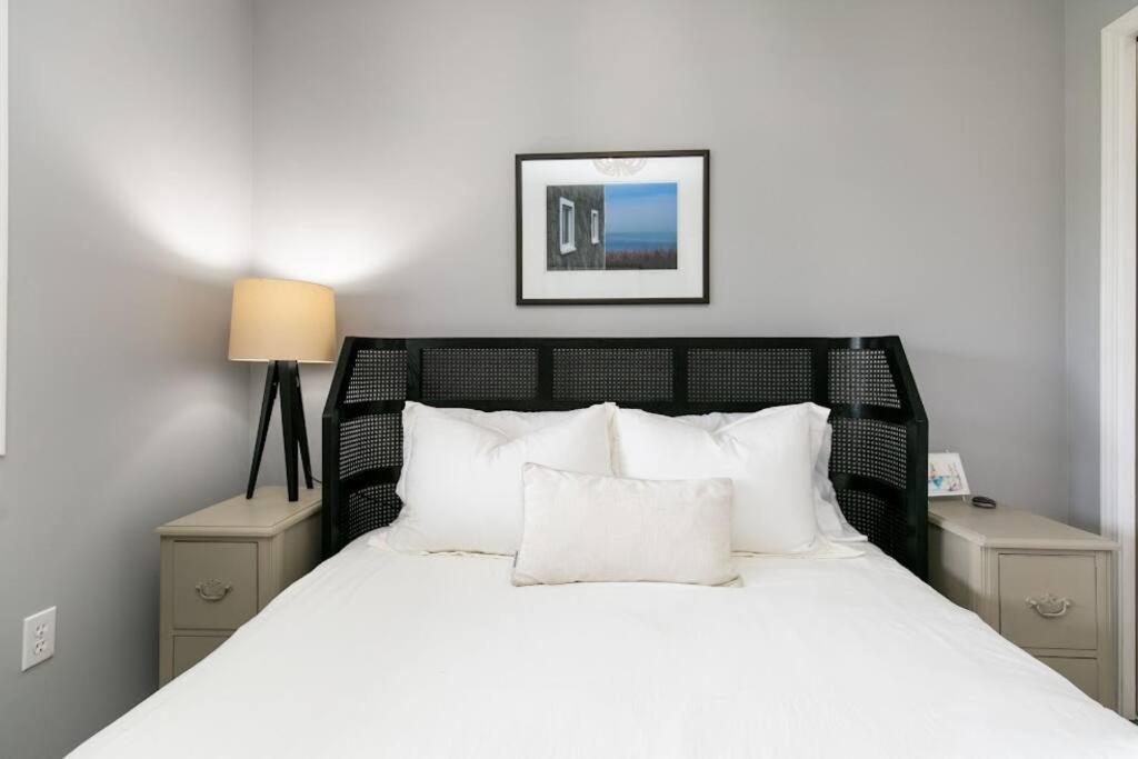 Lovely 2 Bedroom Suite Steps From The Beach วิกตอเรีย ภายนอก รูปภาพ