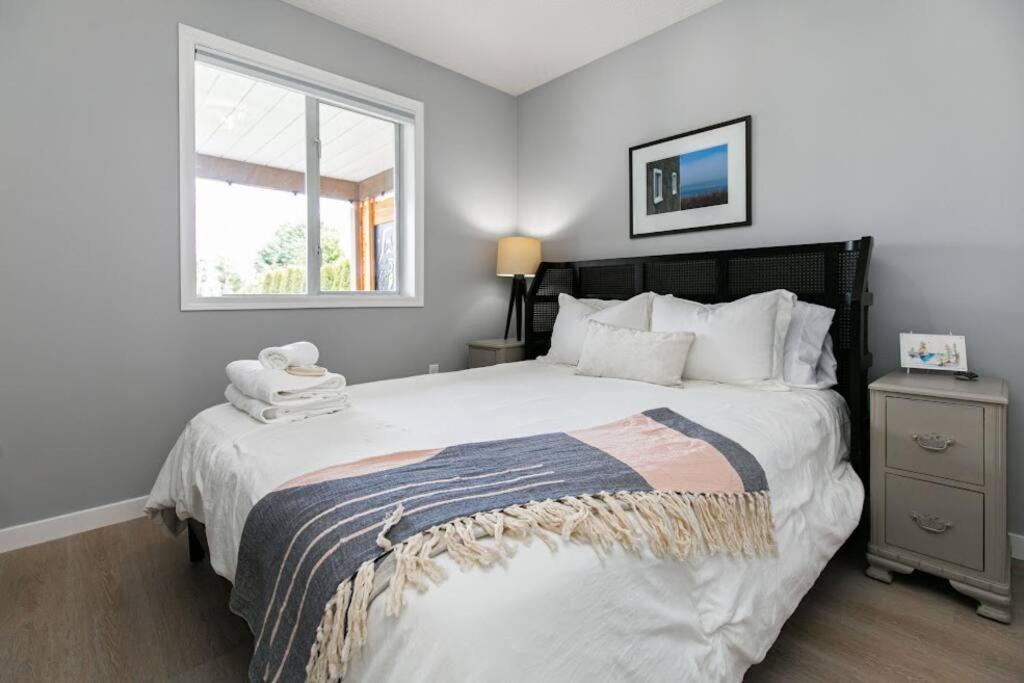 Lovely 2 Bedroom Suite Steps From The Beach วิกตอเรีย ภายนอก รูปภาพ
