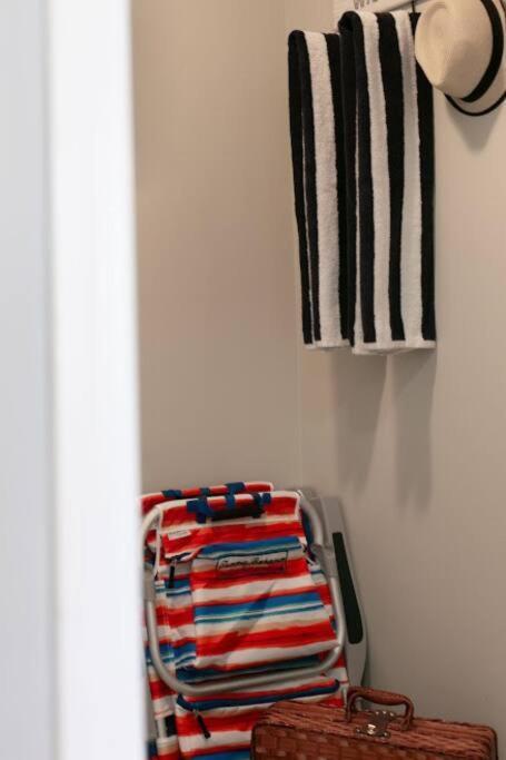 Lovely 2 Bedroom Suite Steps From The Beach วิกตอเรีย ภายนอก รูปภาพ