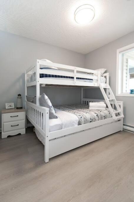 Lovely 2 Bedroom Suite Steps From The Beach วิกตอเรีย ภายนอก รูปภาพ