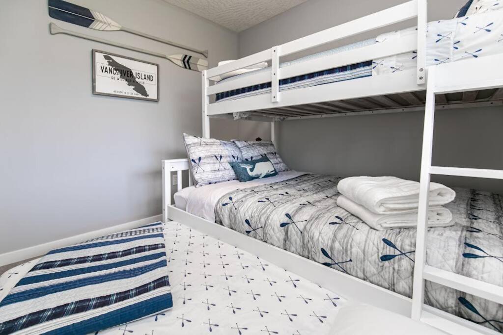 Lovely 2 Bedroom Suite Steps From The Beach วิกตอเรีย ภายนอก รูปภาพ