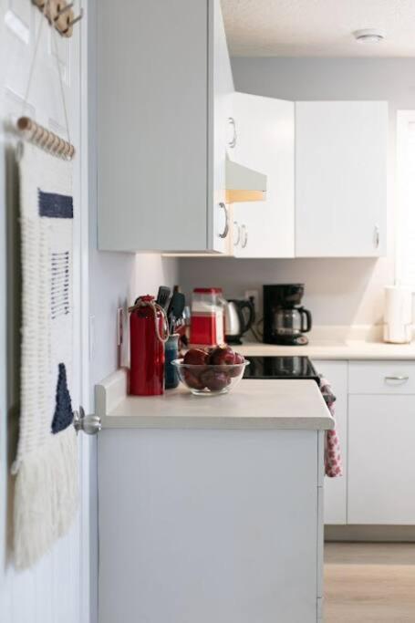 Lovely 2 Bedroom Suite Steps From The Beach วิกตอเรีย ภายนอก รูปภาพ