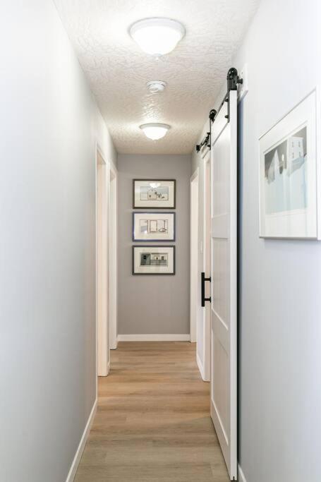 Lovely 2 Bedroom Suite Steps From The Beach วิกตอเรีย ภายนอก รูปภาพ