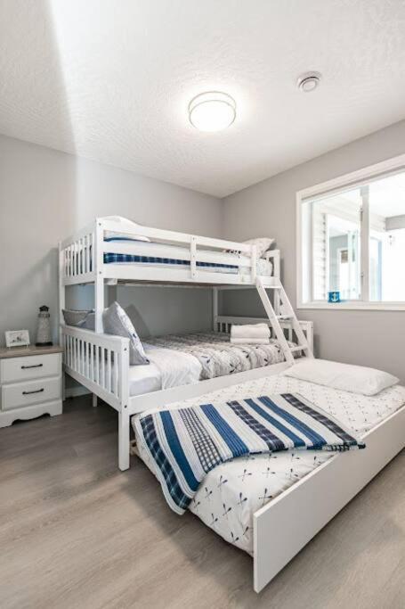 Lovely 2 Bedroom Suite Steps From The Beach วิกตอเรีย ภายนอก รูปภาพ
