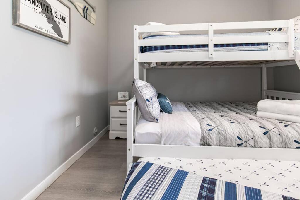 Lovely 2 Bedroom Suite Steps From The Beach วิกตอเรีย ภายนอก รูปภาพ