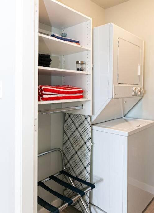 Lovely 2 Bedroom Suite Steps From The Beach วิกตอเรีย ภายนอก รูปภาพ