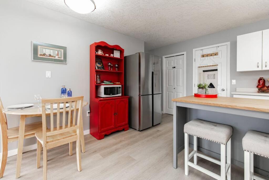 Lovely 2 Bedroom Suite Steps From The Beach วิกตอเรีย ภายนอก รูปภาพ