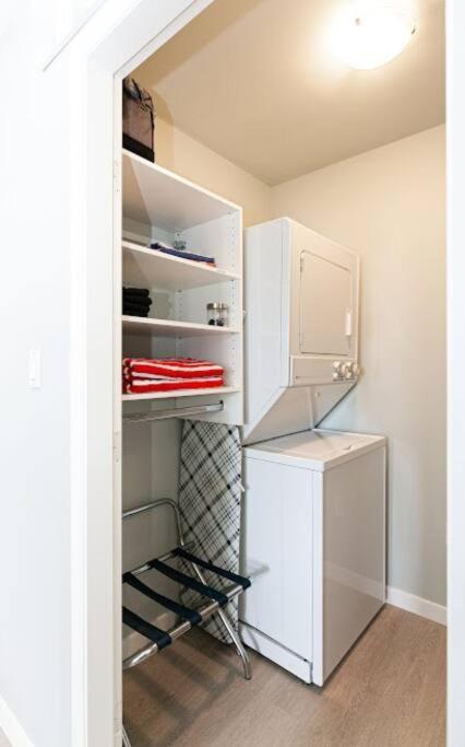 Lovely 2 Bedroom Suite Steps From The Beach วิกตอเรีย ภายนอก รูปภาพ