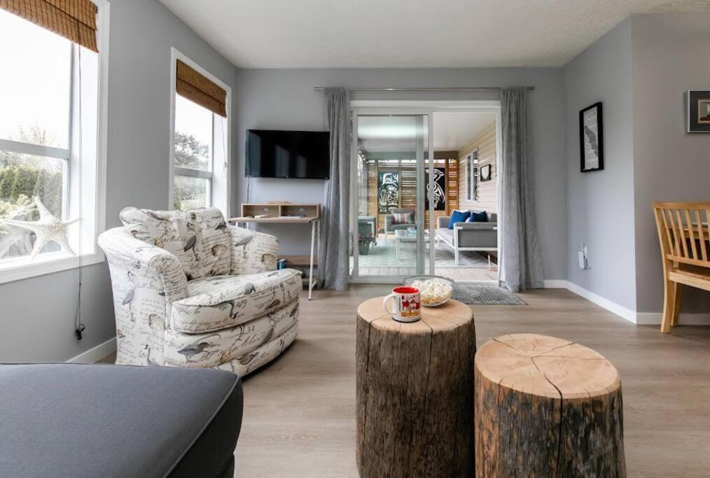 Lovely 2 Bedroom Suite Steps From The Beach วิกตอเรีย ภายนอก รูปภาพ