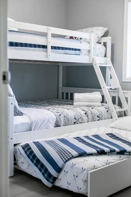 Lovely 2 Bedroom Suite Steps From The Beach วิกตอเรีย ภายนอก รูปภาพ