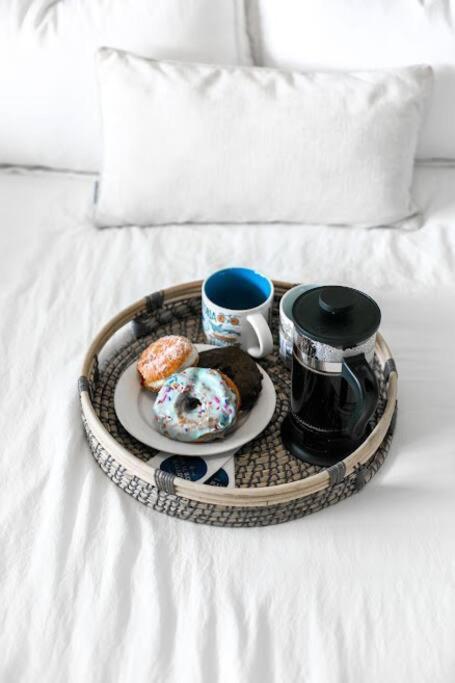 Lovely 2 Bedroom Suite Steps From The Beach วิกตอเรีย ภายนอก รูปภาพ